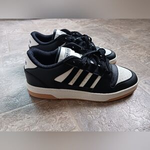 Adidas black and white sneakers, womens 9 mens 8.5
